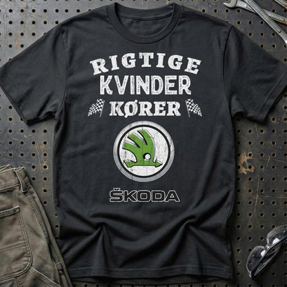 Skoda Rigtige Kvinder Kører - Unisex T-Shirt , Bomuld-Beklædning-Skoda-Sort-S-Garage Culture Shop- garage - man cave - merchandise