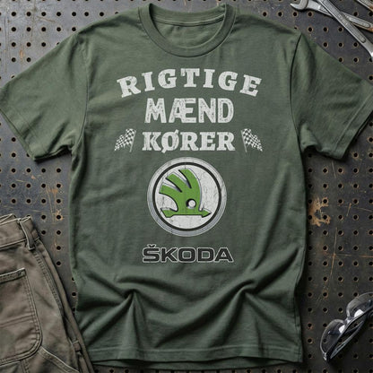 Skoda Rigtige Mænd Kører - Unisex T-Shirt , Bomuld-Beklædning-Skoda-Grøn Militær-S-Garage Culture Shop- garage - man cave - merchandise