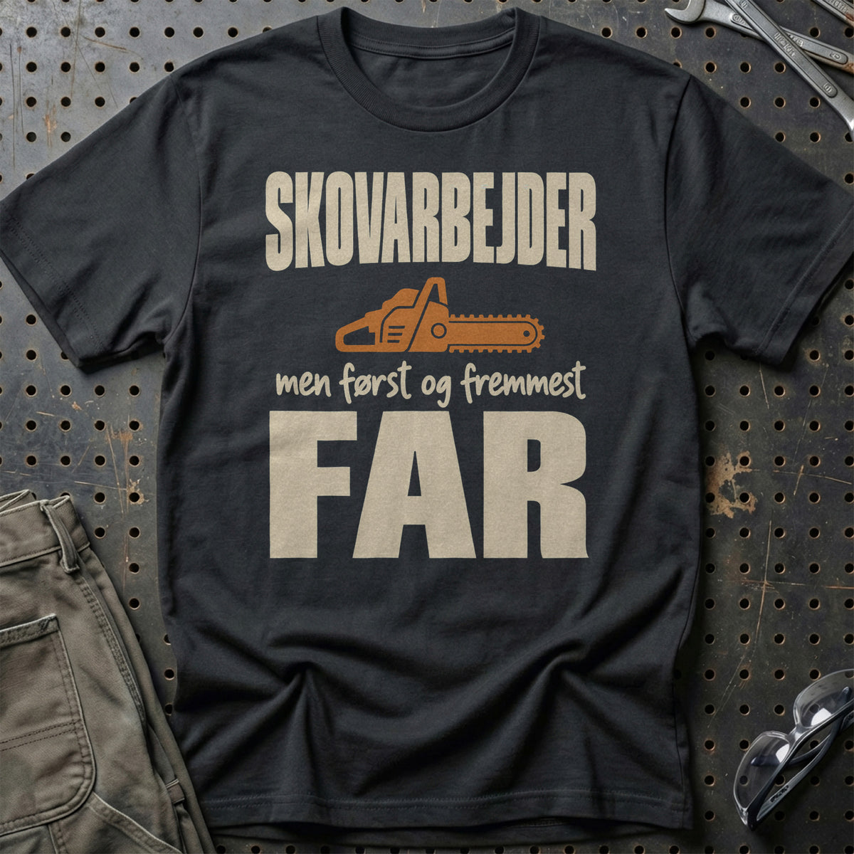 
Produktbillede af Skovarbejder – Men Først Og Fremmest Far T-Shirt