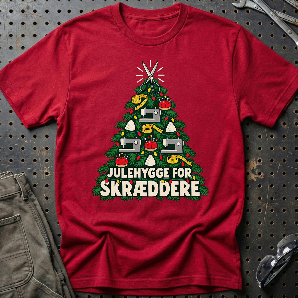 
Skrædder – Julehygge – Unisex T-Shirt – Rød