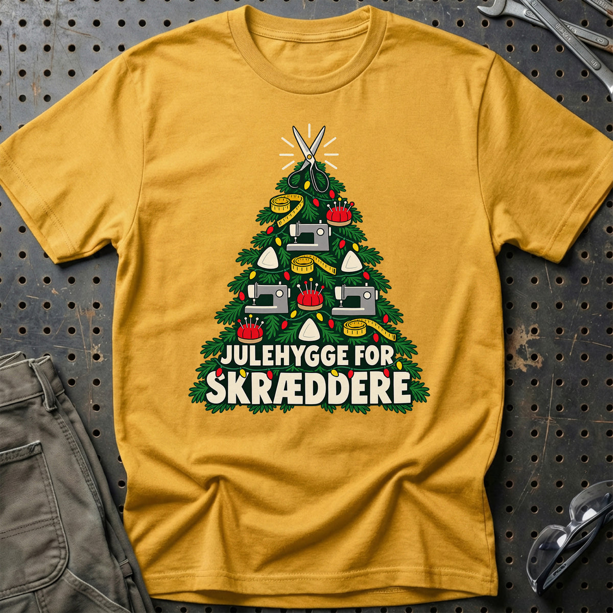 
Skrædder – Julehygge – Unisex T-Shirt – Guld