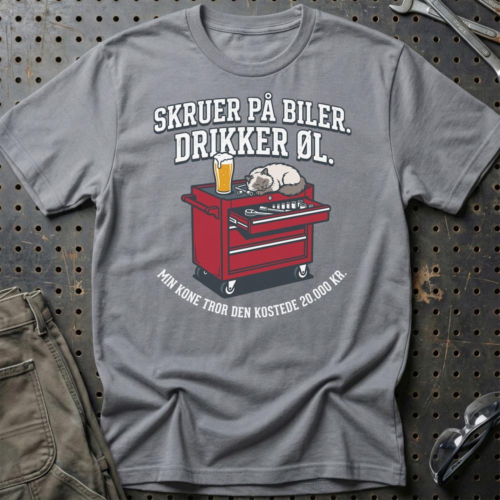 Skruer På Biler Drikker Øl – Min Kone Tror Værktøjet Kostede 20.000 Kr - Unisex T-Shirt , Bomuld-Beklædning-Garage Culture-Grå Sport-S-Garage Culture Shop- garage - man cave - merchandise