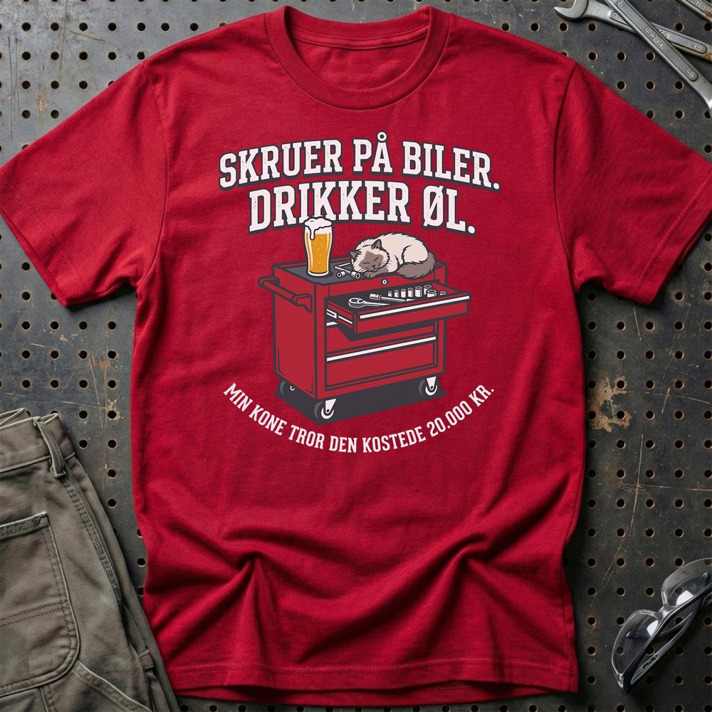 Skruer På Biler Drikker Øl – Min Kone Tror Værktøjet Kostede 20.000 Kr - Unisex T-Shirt , Bomuld-Beklædning-Garage Culture-Rød-S-Garage Culture Shop- garage - man cave - merchandise
