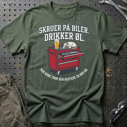 Skruer På Biler Drikker Øl – Min Kone Tror Værktøjet Kostede 20.000 Kr - Unisex T-Shirt , Bomuld-Beklædning-Garage Culture-Grøn Militær-S-Garage Culture Shop- garage - man cave - merchandise