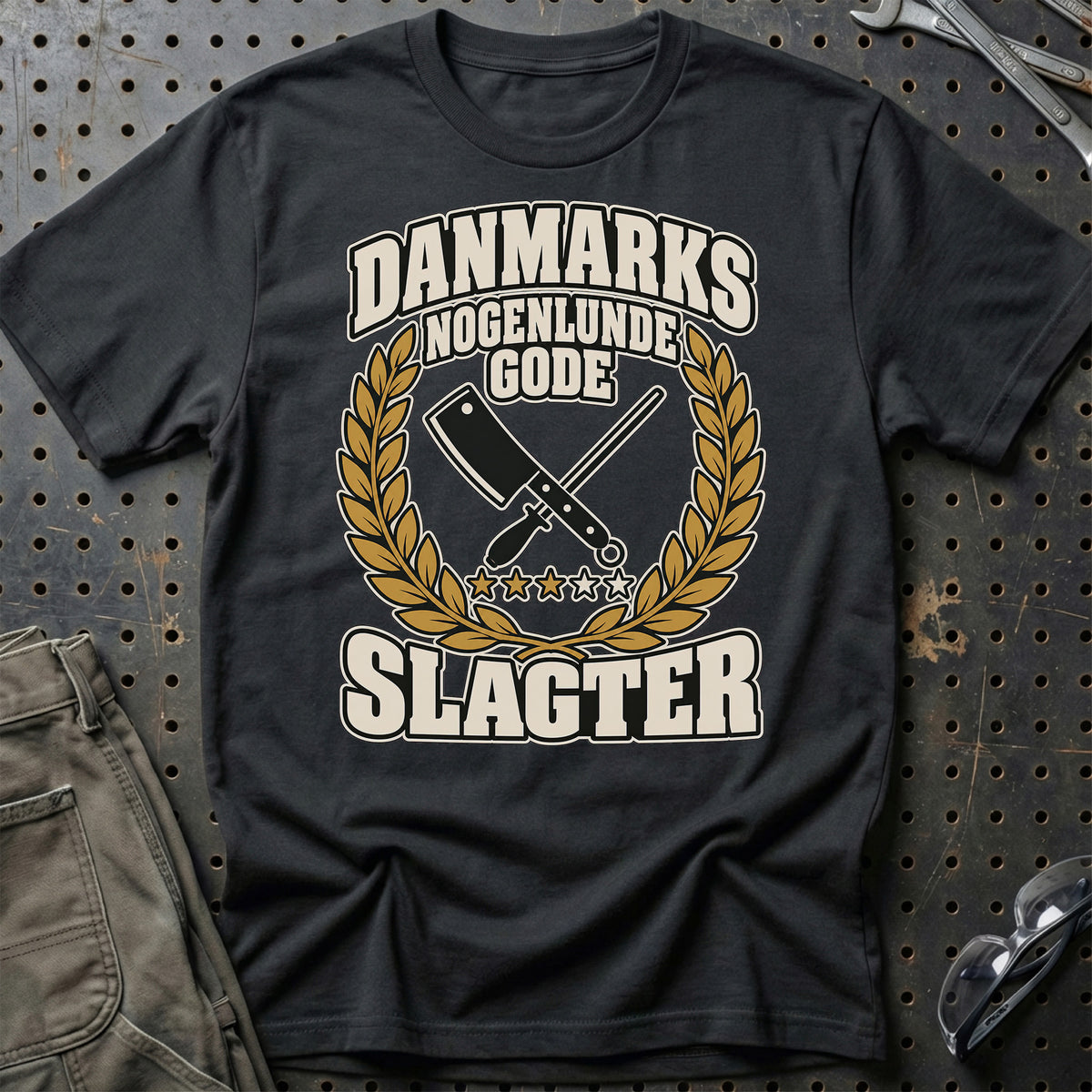 Slagter – Danmarks Nogenlunde Gode T-Shirt-Beklædning-Garage Culture-Sort-S-Garage Culture Shop- garage - man cave - merchandise