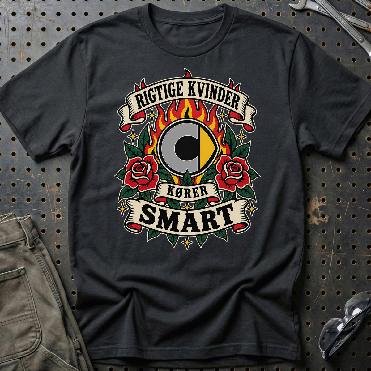 Smart Rigtige Kvinder Kører – Roser og Flammer T-Shirt – Sort
