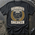 Snedker – Danmarks Nogenlunde Gode T-Shirt-Beklædning-Garage Culture-Sort-S-Garage Culture Shop- garage - man cave - merchandise
