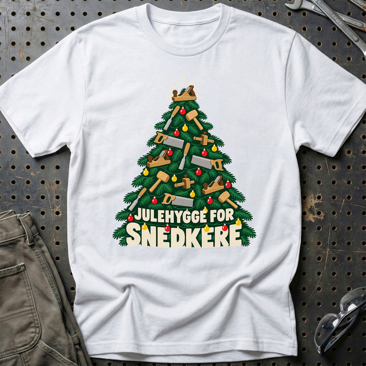 
Snedker – Julehygge – Unisex T-Shirt – Hvid