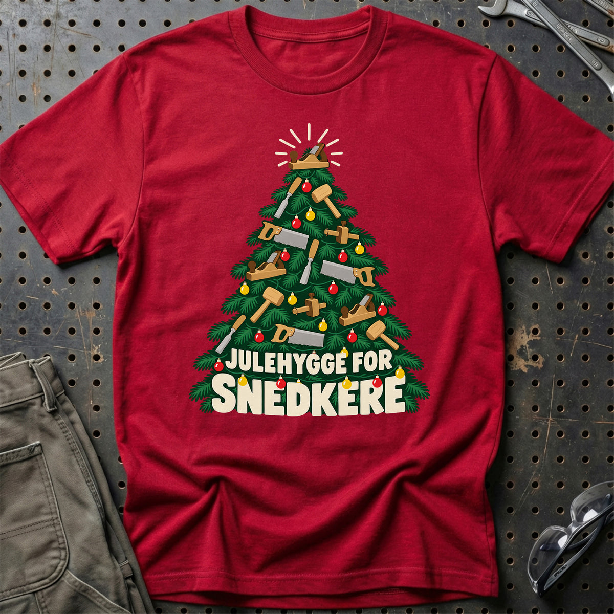 
Snedker – Julehygge – Unisex T-Shirt – Rød