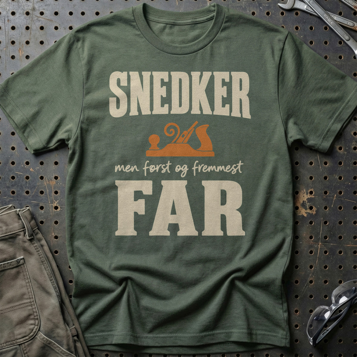 
Produktbillede af Snedker – Men Først Og Fremmest Far T-Shirt