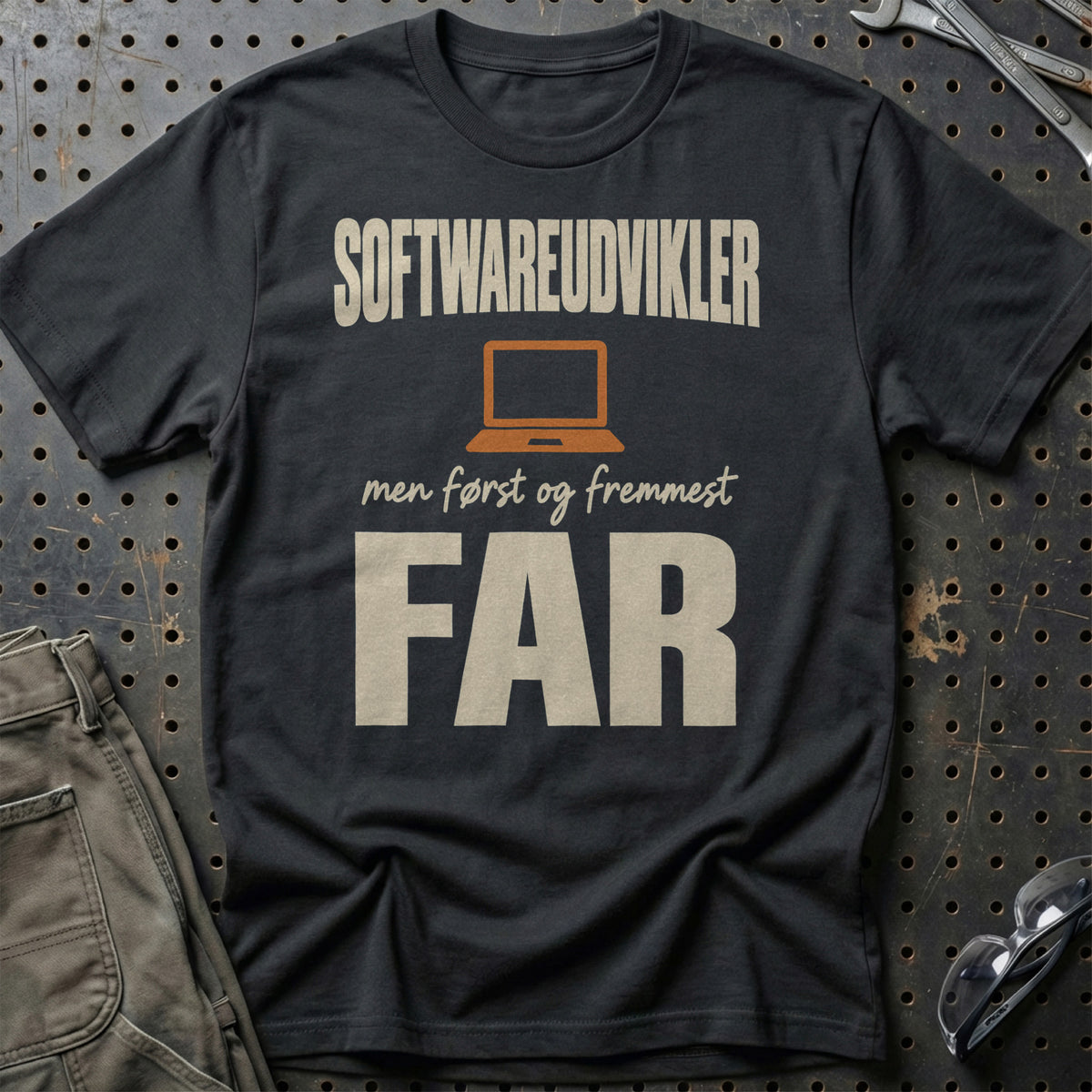 
Produktbillede af Softwareudvikler – Men Først Og Fremmest Far T-Shirt