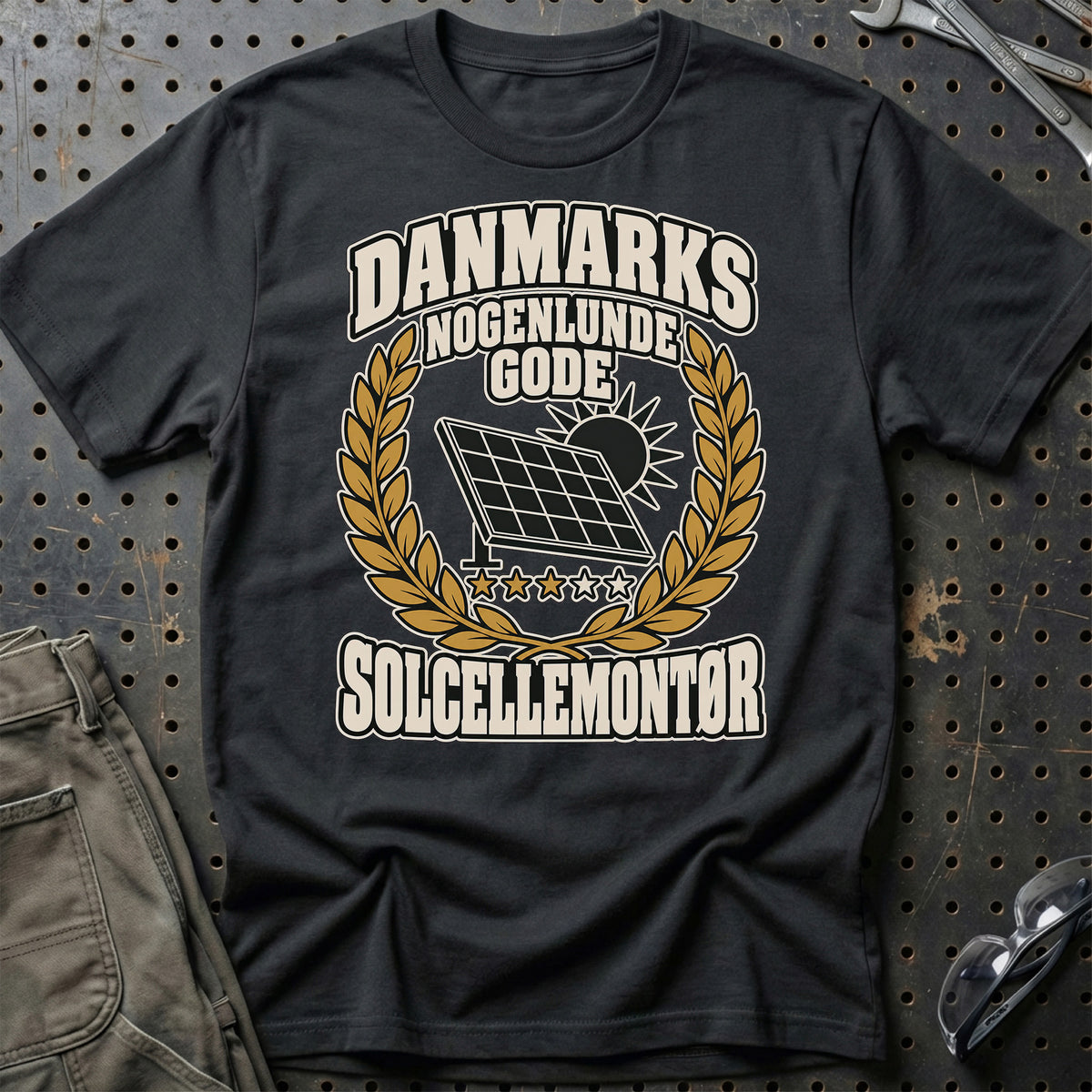 Solcellemontør – Danmarks Nogenlunde Gode T-Shirt-Beklædning-Garage Culture-Sort-S-Garage Culture Shop- garage - man cave - merchandise
