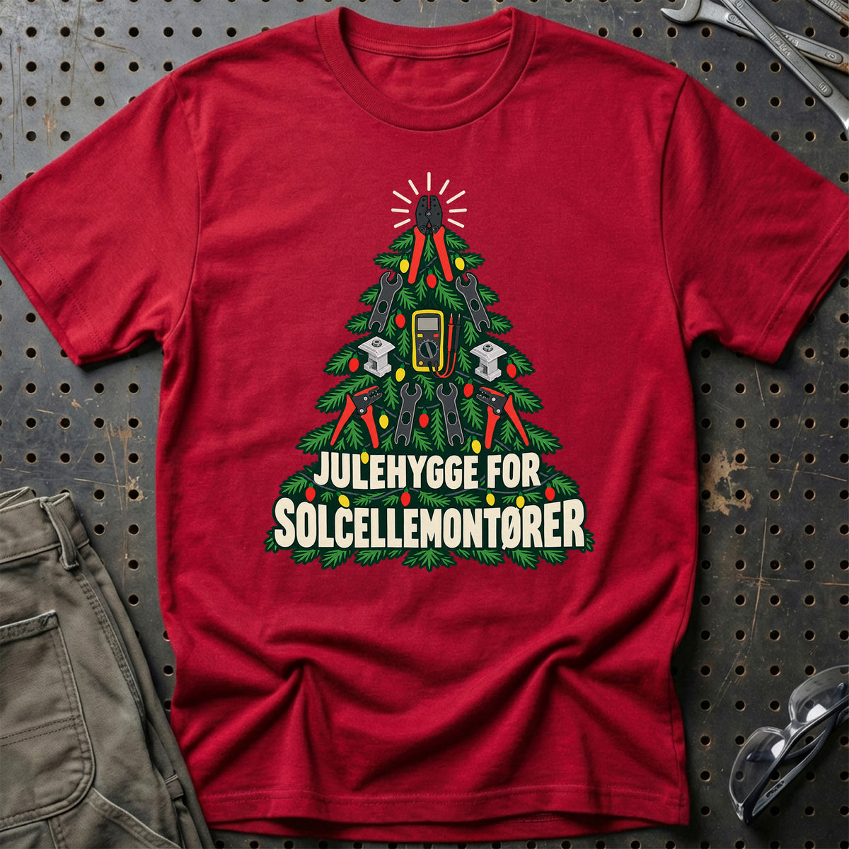 
Solcellemontør – Julehygge – Unisex T-Shirt – Rød