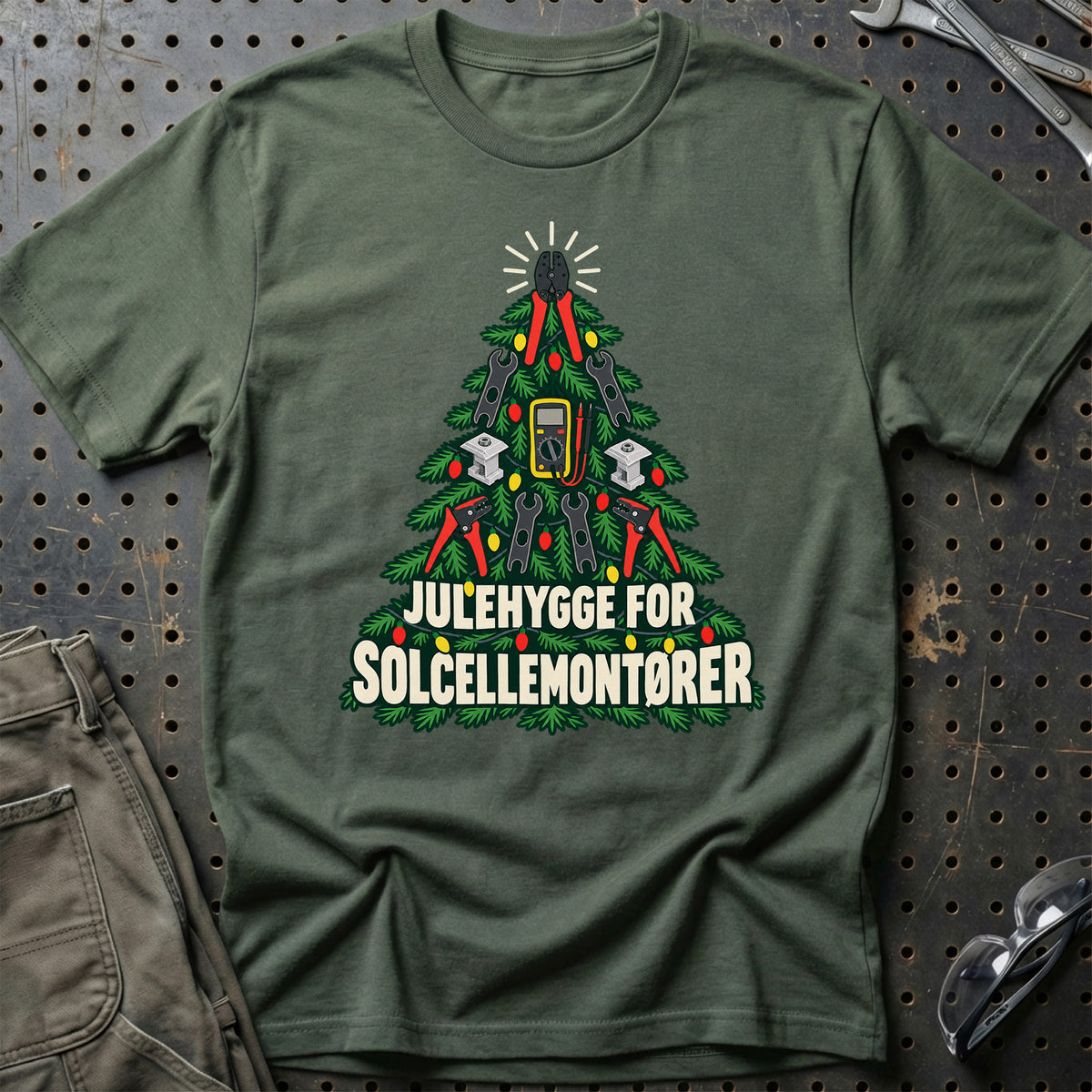 
Solcellemontør – Julehygge – Unisex T-Shirt – Grøn Militær