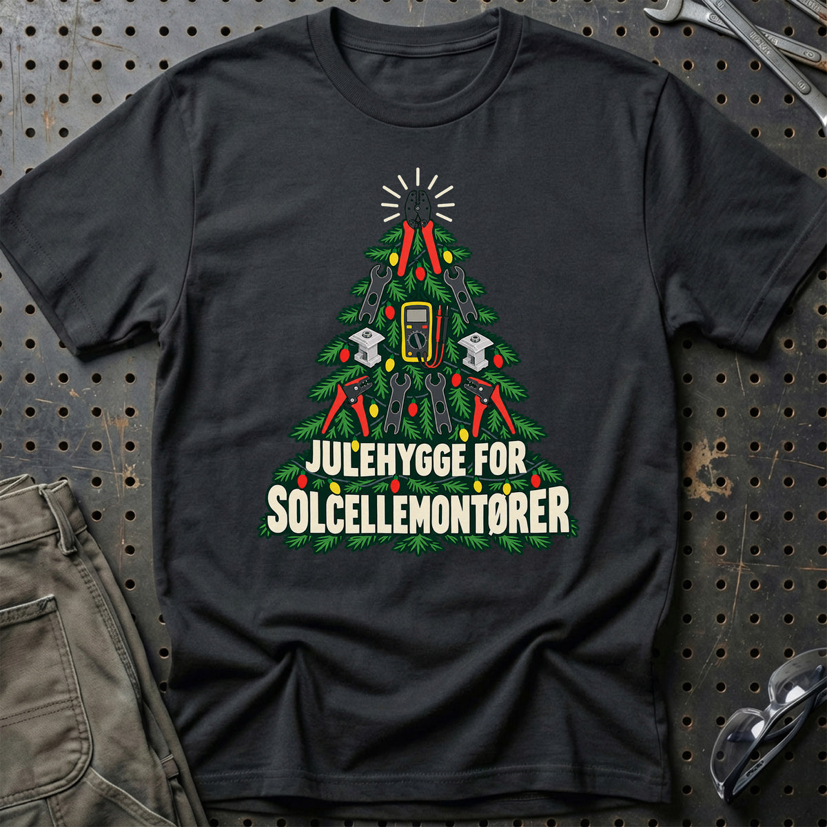 
Solcellemontør – Julehygge – Unisex T-Shirt – Sort