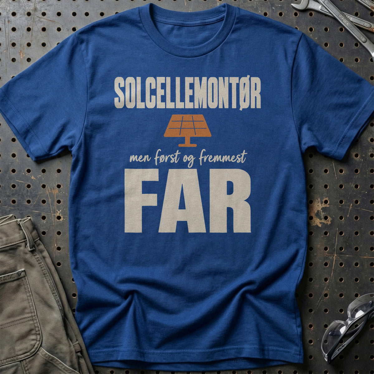 
Produktbillede af Solcellemontør – Men Først Og Fremmest Far T-Shirt