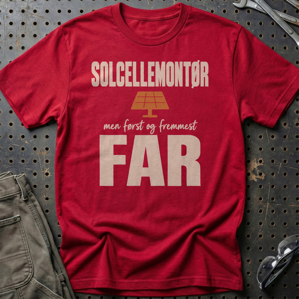 
Produktbillede af Solcellemontør – Men Først Og Fremmest Far T-Shirt