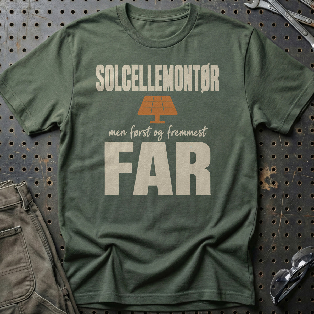 
Produktbillede af Solcellemontør – Men Først Og Fremmest Far T-Shirt