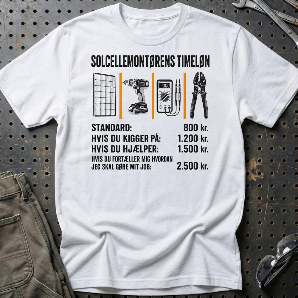 Solcellemontørens Timeløn – Unisex T-Shirt, Bomuld-Beklædning-Garage Culture-Hvid-S-Garage Culture Shop- garage - man cave - merchandise