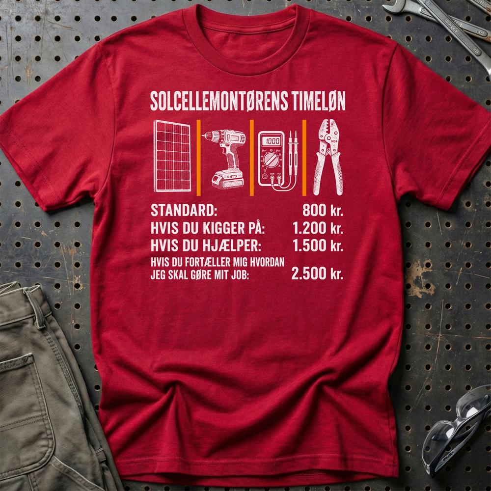 Solcellemontørens Timeløn – Unisex T-Shirt, Bomuld-Beklædning-Garage Culture-Rød-S-Garage Culture Shop- garage - man cave - merchandise