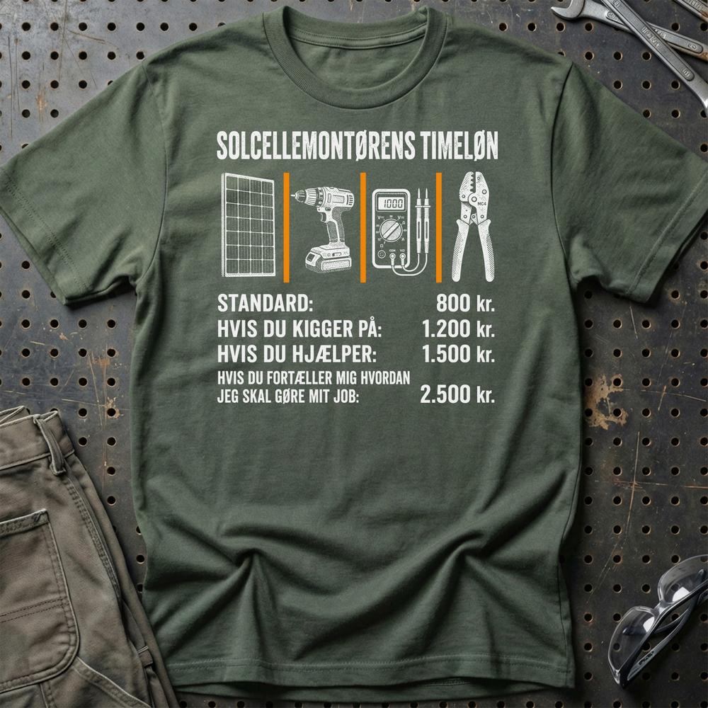 Solcellemontørens Timeløn – Unisex T-Shirt, Bomuld-Beklædning-Garage Culture-Grøn Militær-S-Garage Culture Shop- garage - man cave - merchandise