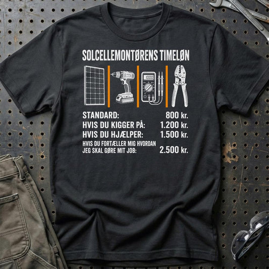 Solcellemontørens Timeløn – Unisex T-Shirt, Bomuld-Beklædning-Garage Culture-Sort-S-Garage Culture Shop- garage - man cave - merchandise