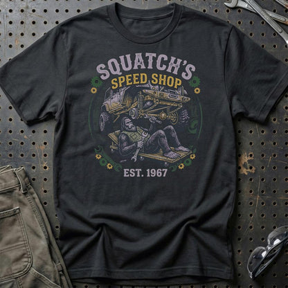Squatch’s Speed Shop Bigfoot Mekaniker - Unisex T-Shirt , Bomuld-Beklædning-Garage Culture-Sort-S-Garage Culture Shop- garage - man cave - merchandise