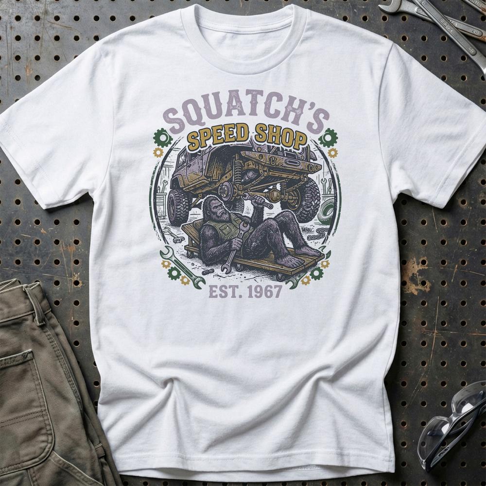 Squatch’s Speed Shop Bigfoot Mekaniker - Unisex T-Shirt , Bomuld-Beklædning-Garage Culture-Hvid-S-Garage Culture Shop- garage - man cave - merchandise