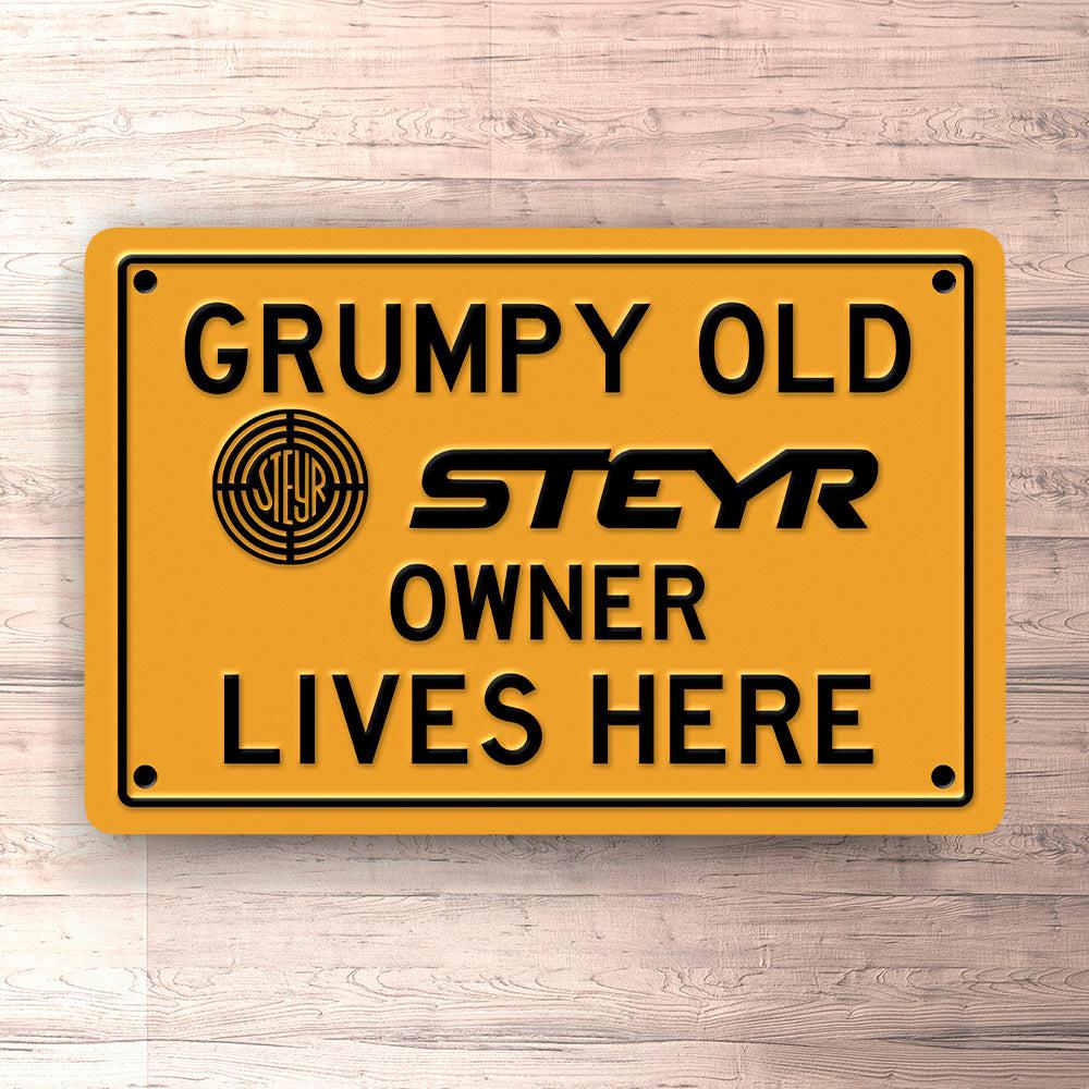 Steyr Grumpy Old Owner Lives Here Skilte, Musemåtte, Dørmåtte-Skilte-Steyr-Garage Culture Shop- garage - man cave - merchandise