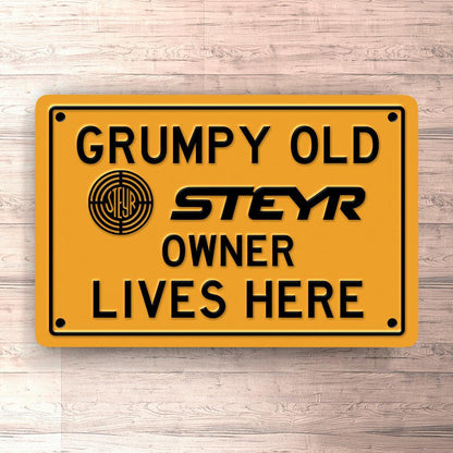 Steyr Grumpy Old Owner Lives Here Skilte, Musemåtte, Dørmåtte-Skilte-Steyr-Garage Culture Shop- garage - man cave - merchandise