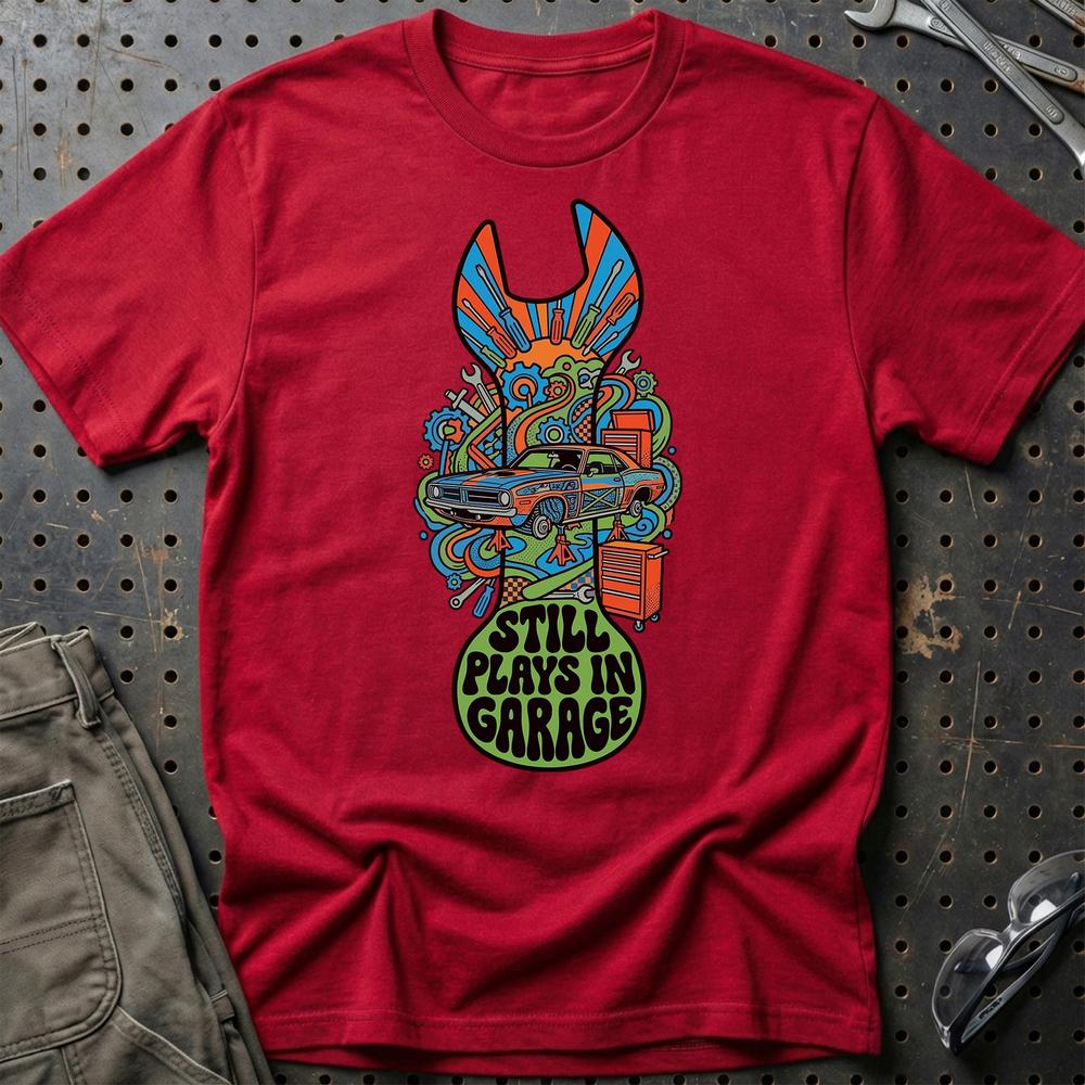 Still Plays In Garage - Unisex T-Shirt , Bomuld-Beklædning-Garage Culture-Rød-S-Garage Culture Shop- garage - man cave - merchandise