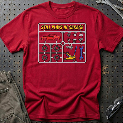 Still Plays In Garage - Unisex T-Shirt , Bomuld-Beklædning-Garage Culture-Rød-S-Garage Culture Shop- garage - man cave - merchandise