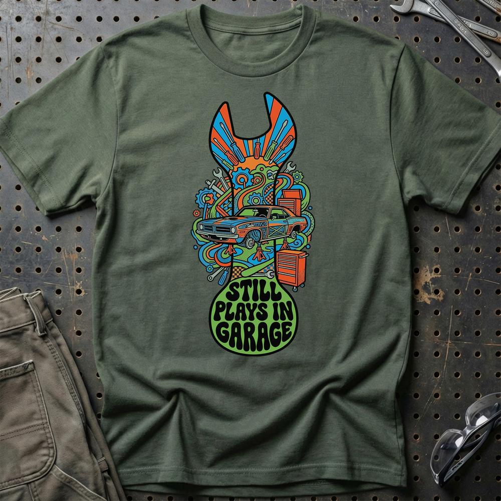 Still Plays In Garage - Unisex T-Shirt , Bomuld-Beklædning-Garage Culture-Grøn Militær-S-Garage Culture Shop- garage - man cave - merchandise