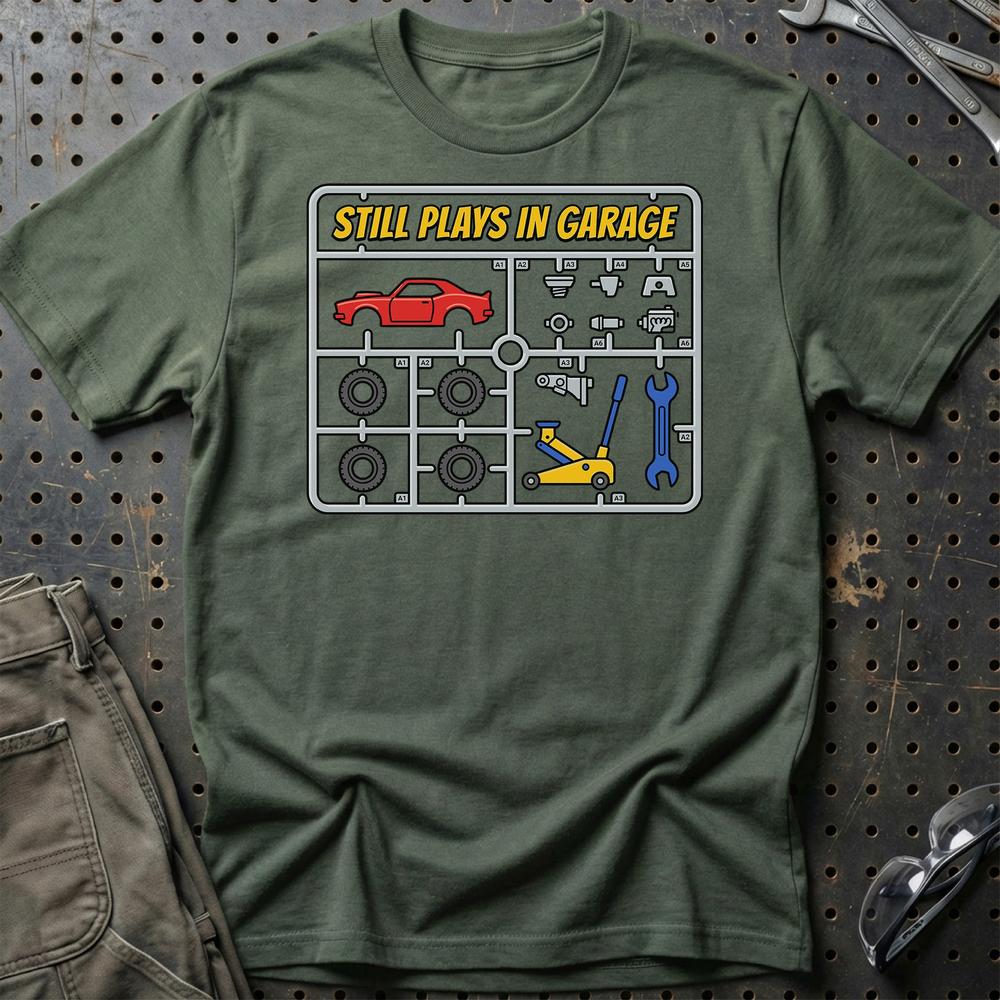 Still Plays In Garage - Unisex T-Shirt , Bomuld-Beklædning-Garage Culture-Grøn Militær-S-Garage Culture Shop- garage - man cave - merchandise