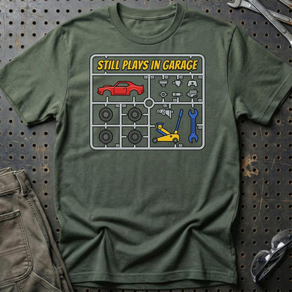 Still Plays In Garage - Unisex T-Shirt , Bomuld-Beklædning-Garage Culture-Grøn Militær-S-Garage Culture Shop- garage - man cave - merchandise