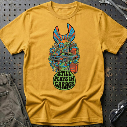 Still Plays In Garage - Unisex T-Shirt , Bomuld-Beklædning-Garage Culture-Guld-S-Garage Culture Shop- garage - man cave - merchandise