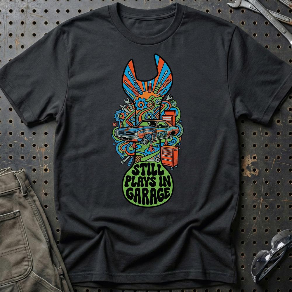 Still Plays In Garage - Unisex T-Shirt , Bomuld-Beklædning-Garage Culture-Sort-S-Garage Culture Shop- garage - man cave - merchandise