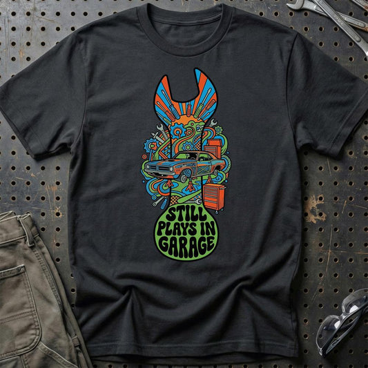 Still Plays In Garage - Unisex T-Shirt , Bomuld-Beklædning-Garage Culture-Sort-S-Garage Culture Shop- garage - man cave - merchandise