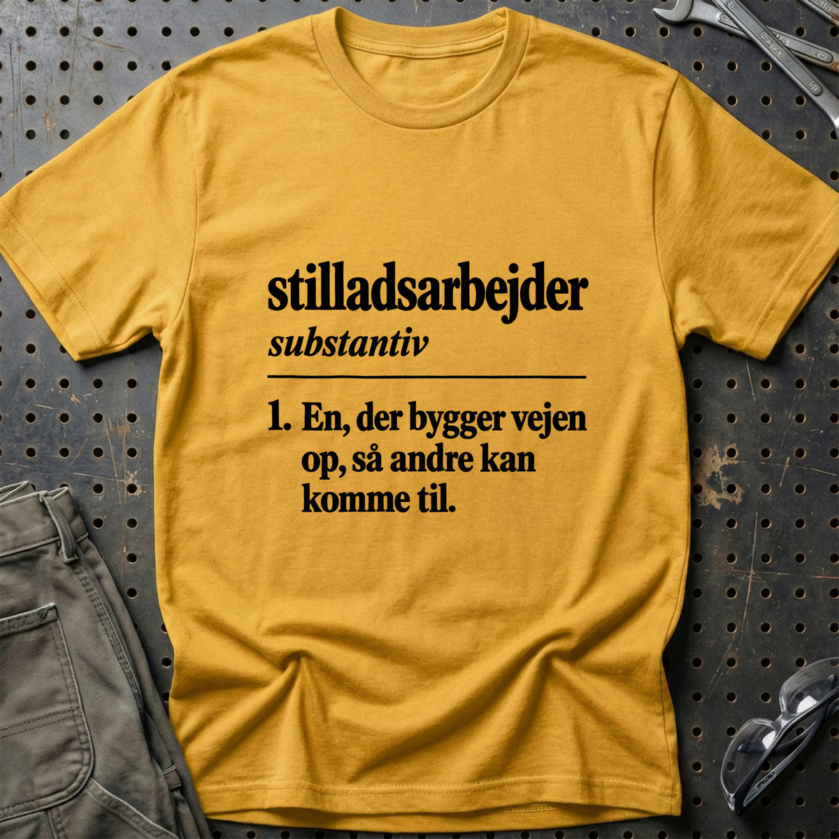 
Stilladsarbejder – Definition T-Shirt – Guld