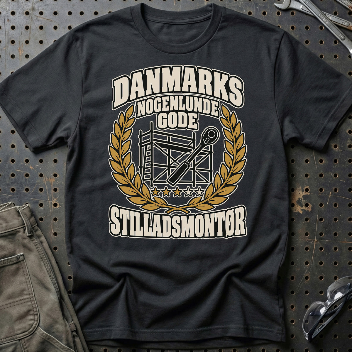 Stilladsmontør – Danmarks Nogenlunde Gode T-Shirt-Beklædning-Garage Culture-Sort-S-Garage Culture Shop- garage - man cave - merchandise