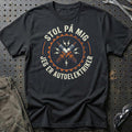 Stol På Mig - Jeg Er Autoelektriker T-Shirt-Beklædning-Garage Culture-Sort-S-Garage Culture Shop- garage - man cave - merchandise