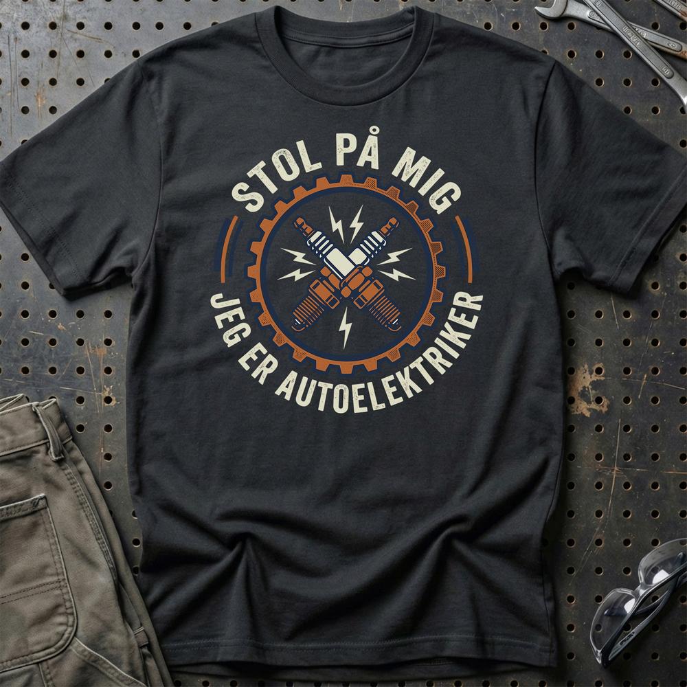 Stol På Mig - Jeg Er Autoelektriker T-Shirt-Beklædning-Garage Culture-Sort-S-Garage Culture Shop- garage - man cave - merchandise