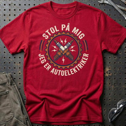 Stol På Mig – Jeg Er Autoelektriker - Unisex T-Shirt , Bomuld-Beklædning-Garage Culture-Rød-S-Garage Culture Shop- garage - man cave - merchandise
