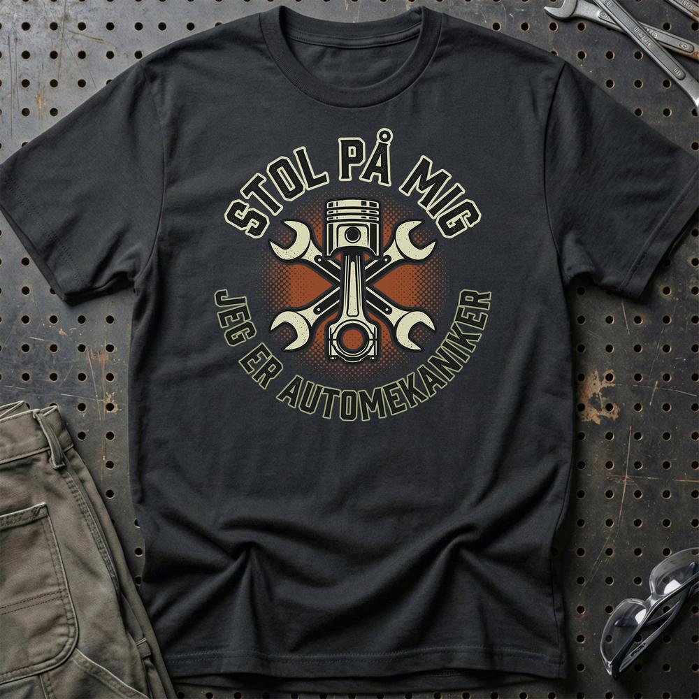 Stol På Mig - Jeg Er Automekaniker T-Shirt-Beklædning-Garage Culture-Sort-S-Garage Culture Shop- garage - man cave - merchandise