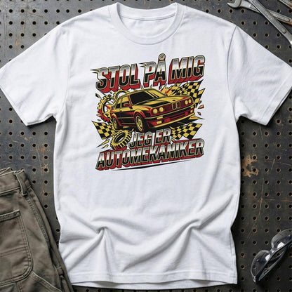 Stol På Mig – Jeg Er Automekaniker - Unisex T-Shirt , Bomuld-Beklædning-Garage Culture-Hvid-S-Garage Culture Shop- garage - man cave - merchandise