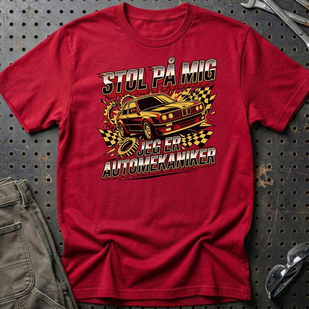 Stol På Mig – Jeg Er Automekaniker - Unisex T-Shirt , Bomuld-Beklædning-Garage Culture-Rød-S-Garage Culture Shop- garage - man cave - merchandise