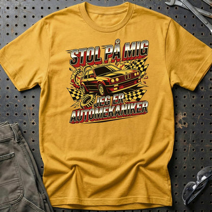 Stol På Mig – Jeg Er Automekaniker - Unisex T-Shirt , Bomuld-Beklædning-Garage Culture-Guld-S-Garage Culture Shop- garage - man cave - merchandise