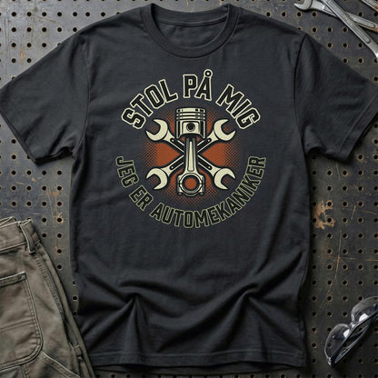 Stol På Mig – Jeg Er Automekaniker - Unisex T-Shirt , Bomuld-Beklædning-Garage Culture-Sort-S-Garage Culture Shop- garage - man cave - merchandise