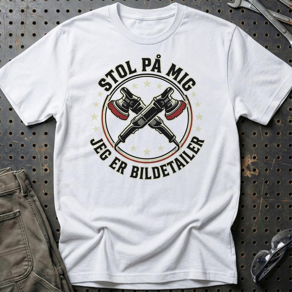 Stol På Mig – Jeg Er Bildetailer - Unisex T-Shirt , Bomuld-Beklædning-Garage Culture-Hvid-S-Garage Culture Shop- garage - man cave - merchandise