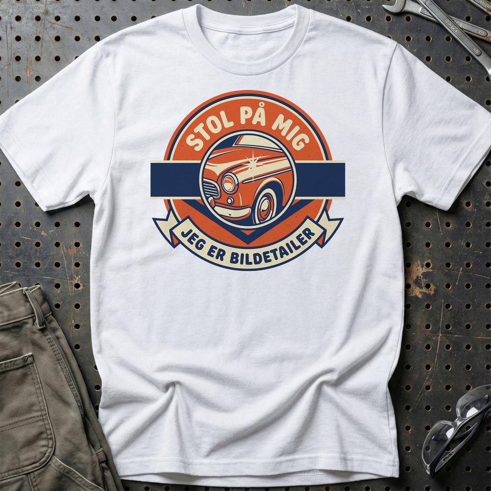 Stol På Mig – Jeg Er Bildetailer - Unisex T-Shirt , Bomuld-Beklædning-Garage Culture-Hvid-S-Garage Culture Shop- garage - man cave - merchandise